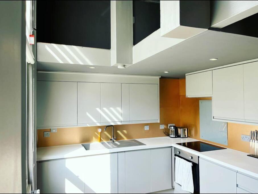 Ferienwohnung 22 Stunning Large Loft - Great Location - Free Onsite Parking - Garden View- Quiet Hove Exterior foto